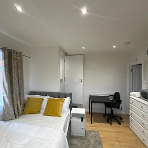  Apartment 1st Flat With Full Private Toilet And Shower With Its Own Kitchenette In Keedonwood Road A Fully Equipped Independent Flat United Kingdom