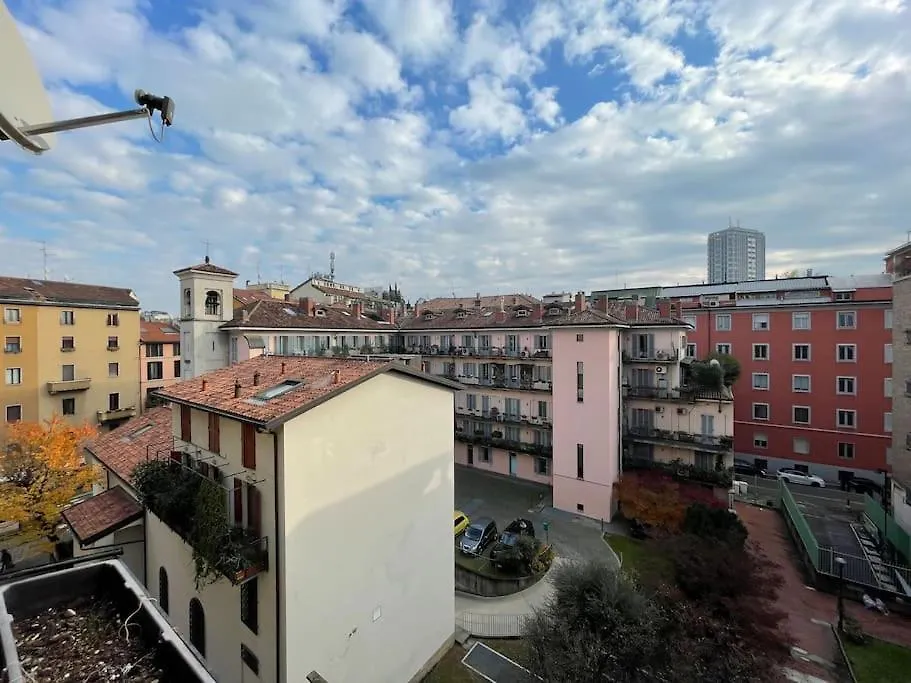 Duomo Walking DistanceModern Flat With Free Wifi Apartment Milan Italy